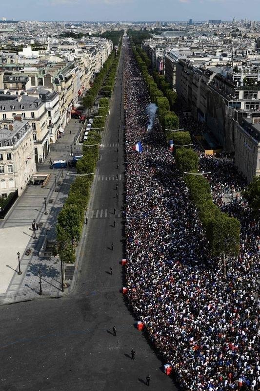 Campees do mundo desfilaram nas ruas de Paris nesta segunda, exibindo a taa da Copa para milhares de torcedores