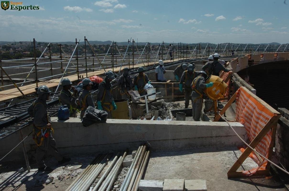 10/10/2011 - Estdio  um verdadeiro canteiro de obras. Na parte superior, comea preparao para ampliao da cobertura de 29m para 55m
