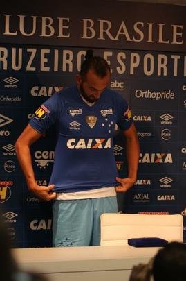 Atacante Barcos, o 'Pirata', vestiu a camisa 28 do Cruzeiro e falou sobre desejo de conquistar muitos ttulos