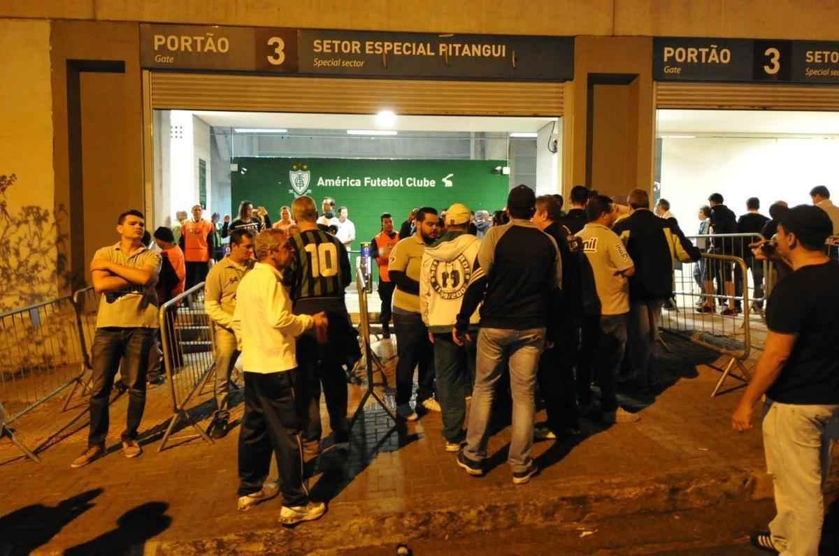 Aproveitando a boa fase do time em campo, torcedores americanos curtem pr-jogo em bares do Horto