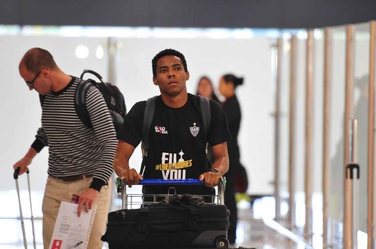 Novo reforo do Atltico, Elias chega a Belo Horizonte. Volante assinou contrato por trs anos