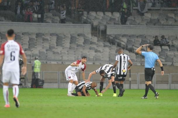 No segundo tempo, Char recebeu bola de Cazares e marcou o segundo do Atltico: 2 a 0