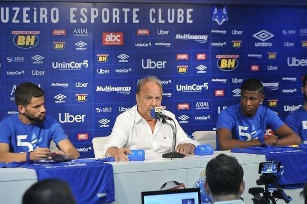 Cruzeiro apresentou o volante Jadson e o lateral-direito Luis Orejuela, primeiros reforos para a temporada