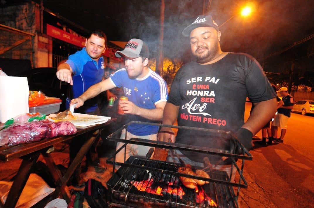 Torcedores do Cruzeiro fazem viglia de 24 horas no Mineiro para aguardar a primeira partida da final da Copa do Brasil contra o Corinthians, nesta quarta-feira, s 21h45. Evento foi divulgado na internet e reuniu dezenas de fanticos. Movimento foi lanado em 2013, antes de jogo decisivo com o Grmio, pelo Campeonato Brasileiro, e j havia se repetido em 2017 antes da deciso da Copa do Brasil.