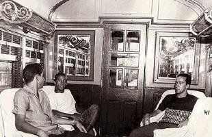 Piazza, Dirceu Lopes e Tost�o conversam no vag�o do trem