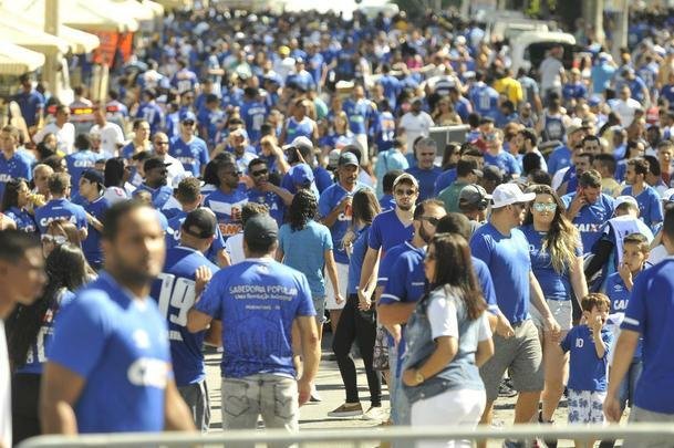 Torcedores do Cruzeiro compareceram em grande nmero ao Mineiro na semifinal contra o Tupi
