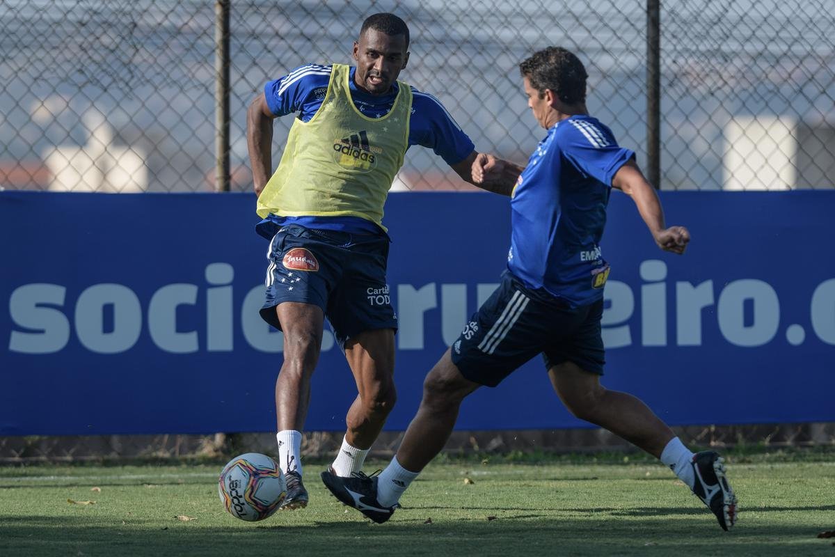 Fotos do primeiro treino do Cruzeiro, na Toca da Raposa II, sob o comando de Ney Franco. Treinador de 54 anos foi oficializado nesta quarta-feira