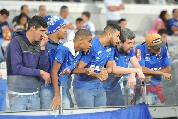 Torcida do Cruzeiro encarou frio e crise de abastecimento para apoiar o time contra o Palmeiras, no Mineiro