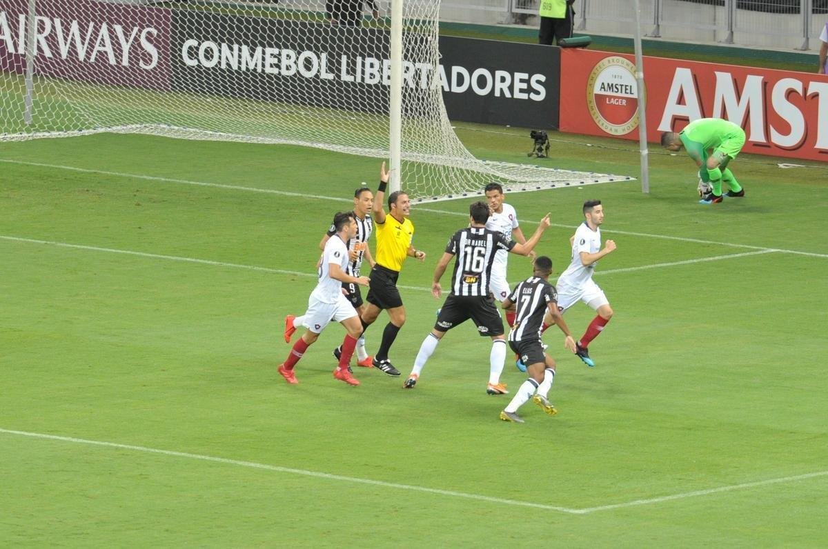 Fotos do duelo entre Atltico e Cerro Porteo, no Mineiro, pelo Grupo E da Copa Libertadores