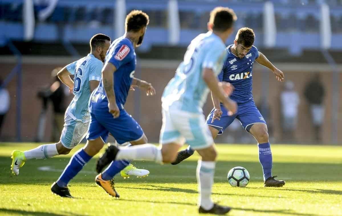Apesar de ter dominado a partida, Cruzeiro perdeu para o Ava por 1 a 0, neste domingo, na Ressacada