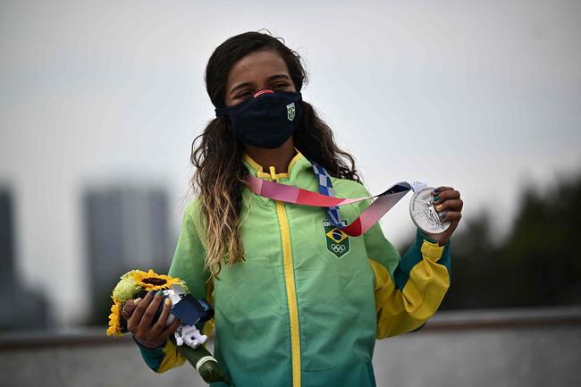 Brasileira Rayssa Leal, de 13 anos, conquista medalha de prata no skate street nos Jogos Olímpicos de Tóquio. Japonesas Momiji Nishiya (ouro)  Funa Nakayama (bronze) completaram o pódio