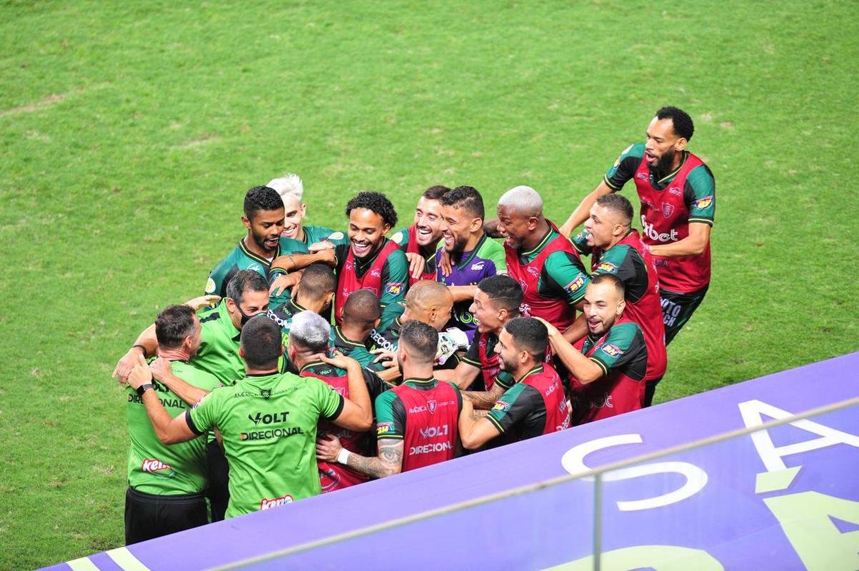 Ademir marcou dois gols na etapa final e colocou o Amrica em vatagem: 2 a 0