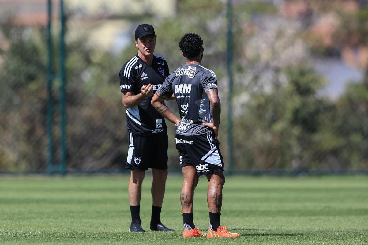 Nesta quinta-feira (28), o Atltico realizou o terceiro treino na Cidade do Galo aps o retorno de Cuca. Durante a atividade, o treinador conversou com o presidente do clube, Srgio Coelho.