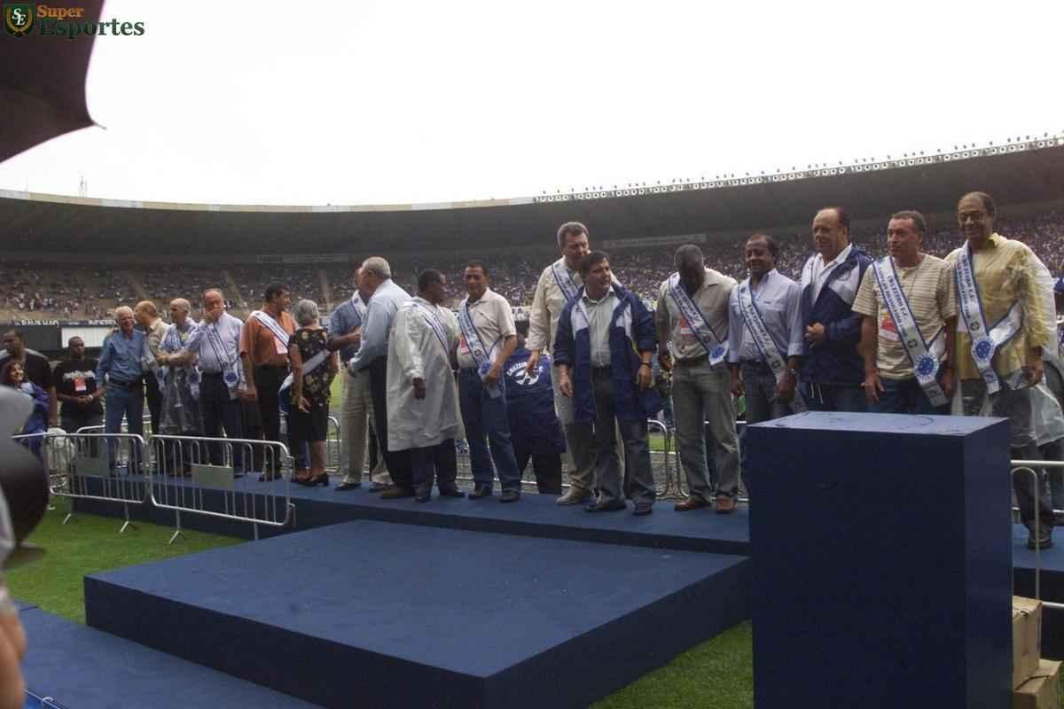 Campeões brasileiros de 2003 receberam as faixas dos vencedores da Taça Brasil de 1966. Encontro no Mineirão, antes da vitória por 5 a 2 sobre o Fluminense, reuniu duas gerações inesquecíveis para o torcedor cruzeirense.