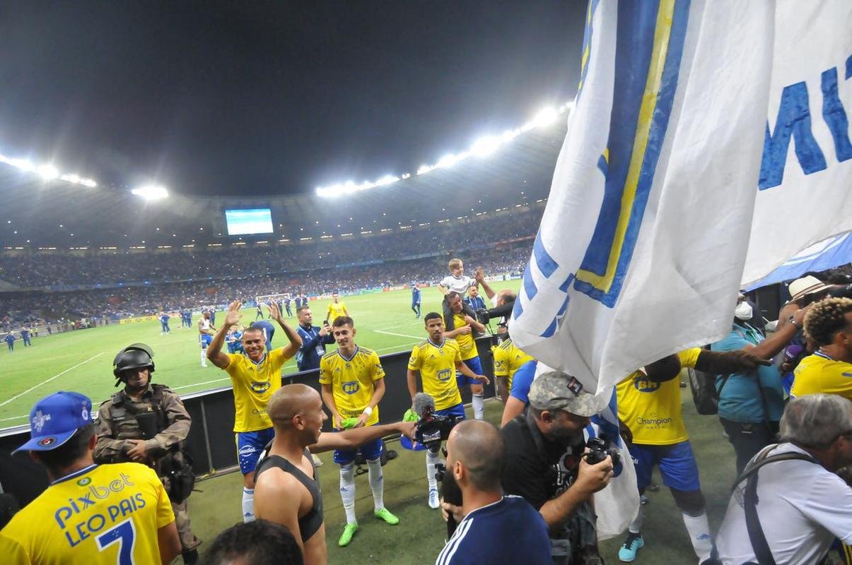 Fotos da grande festa da torcida e do time do Cruzeiro aps a vitria sobre o Operrio, por 1 a 0, que aproximou o time celeste do acesso  Srie A