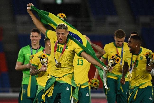 Jogadores da Sele��o Brasileira recebem a medalha de ouro pela conquista ol�mpica no futebol
