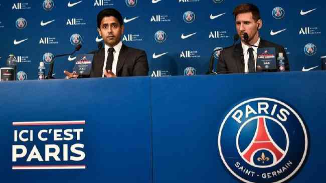 O Catar comprou o clube Paris Saint-Germain (PSG), no qual joga o argentino Lionel Messi ( dir.); na foto ao lado do presidente do clube Nasser Al/Khelaifi, e o brasileiro Neymar