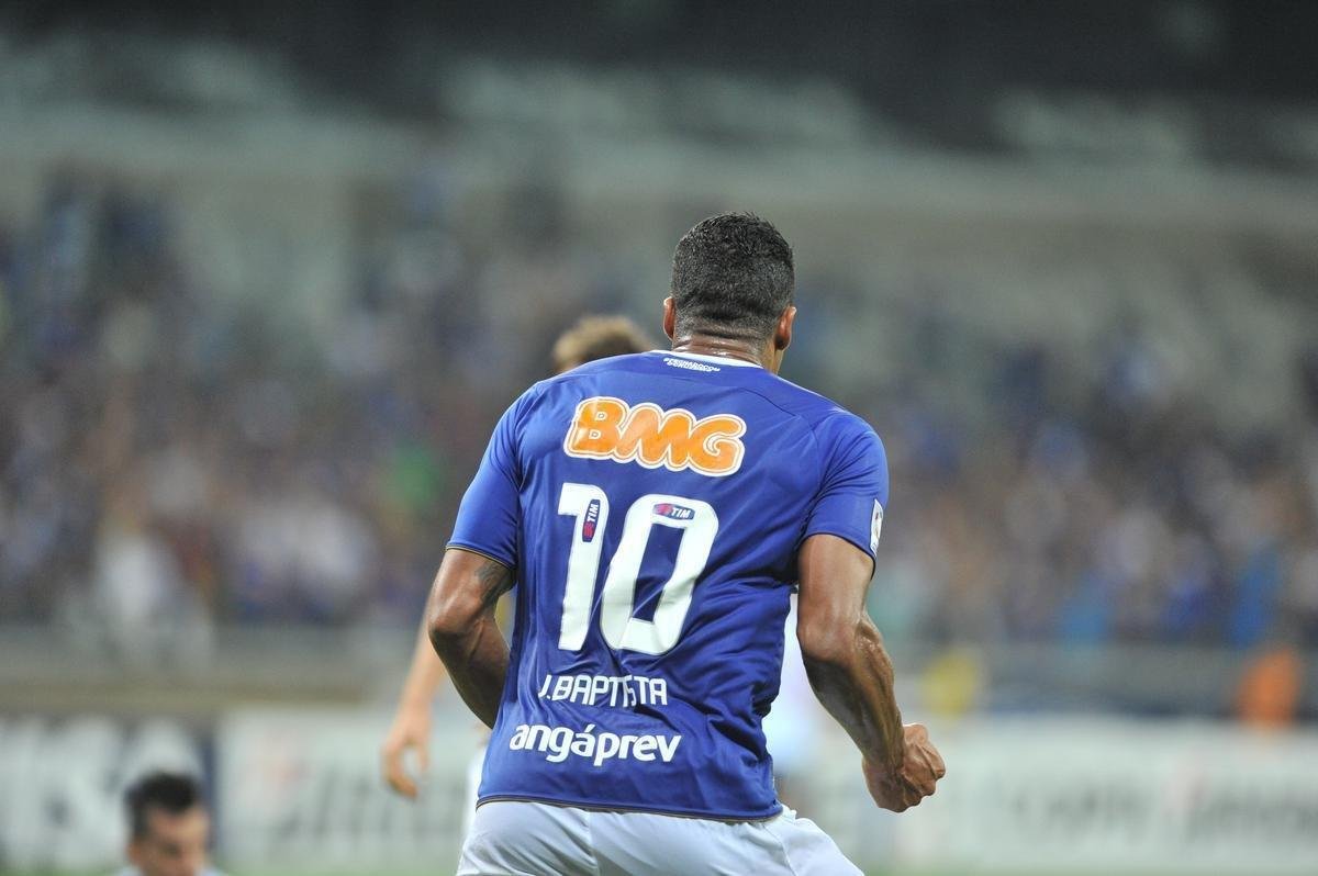Julio Baptista foi bicampeo brasileiro com o Cruzeiro em 2013 e 2014. O meia herdou a camisa 10 de Diego Souza (vendido) no time de Marcelo Oliveira. Ele fez 62 partidas no clube e marcou 17 gols, alguns deles decisivos, como no triunfo sobre o Vitria por 3 a 1, em 2013, que garantiu o ttulo nacional.


