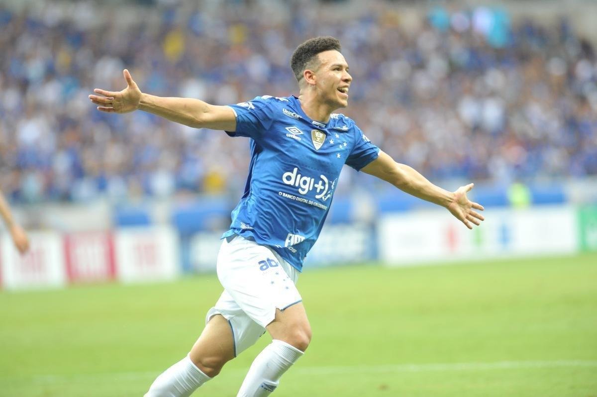 Fotos do gol de Marquinhos Gabriel, do Cruzeiro, sobre o Atltico, na primeira partida da deciso do Mineiro; Meia-atacante chutou de perna esquerda, e a bola entrou no canto direito de Victor aps desvio em Leonardo Silva