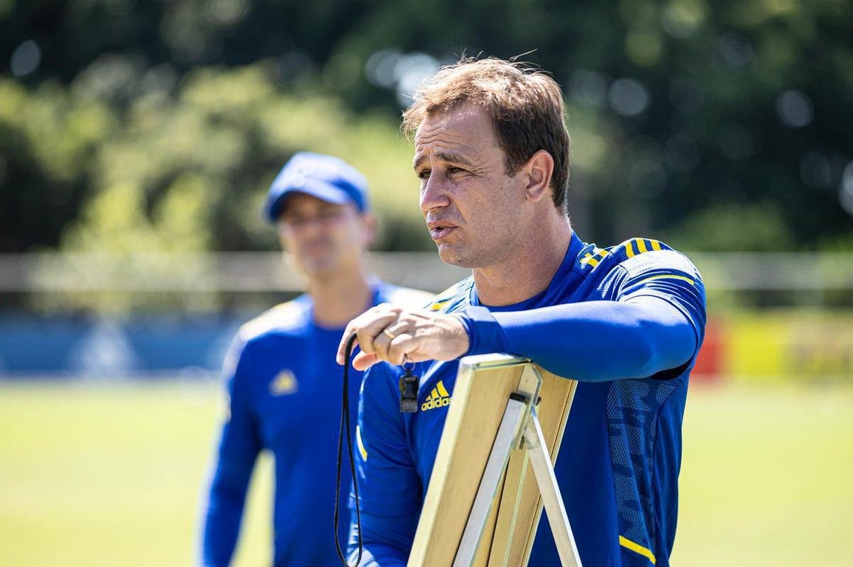 Cruzeiro estreou camisa de treino amarela durante atividade neste domingo (28/03). Uniforme da comisso tcnica  na cor azul.