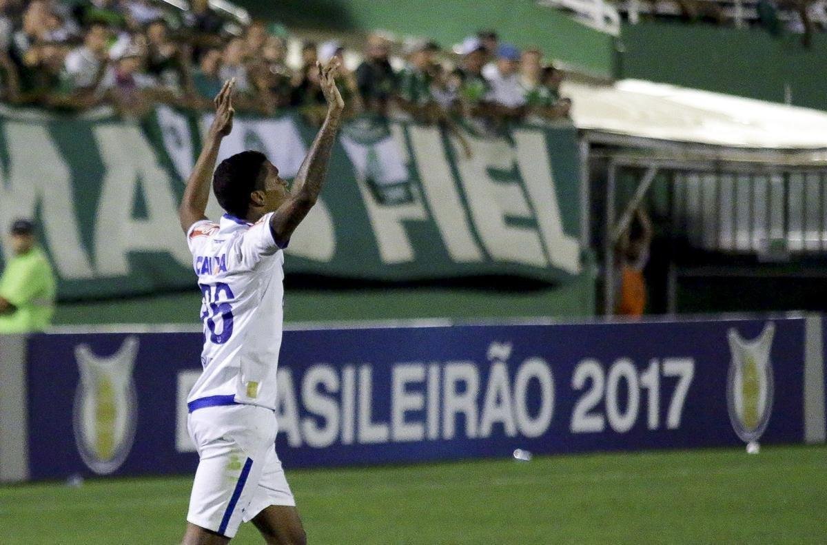 Cruzeiro visitou a Chape na Arena Cond e arrancou vitria por 2 a 1 pelo Brasileiro