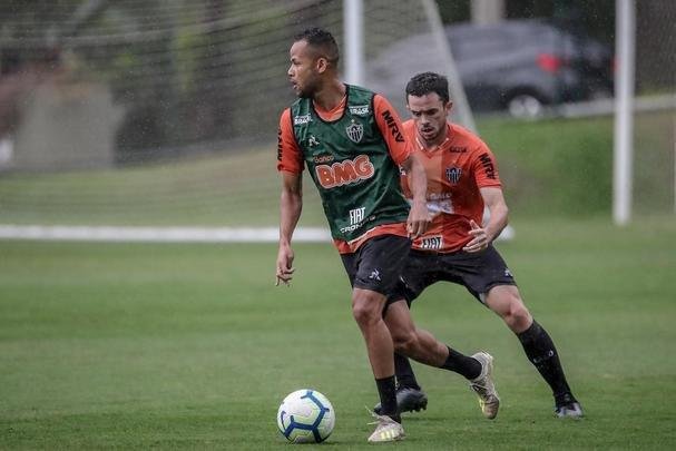 Atlético treina com Victor e Jair em campo; veja fotos