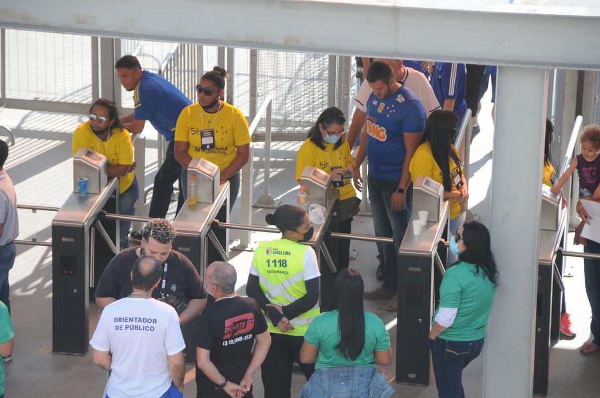 Chegada da torcida do Cruzeiro ao Mineiro para o jogo contra a Ponte Preta pela 13 rodada da Srie B do Campeonato Brasileiro. Estdio voltou a receber grande pblico