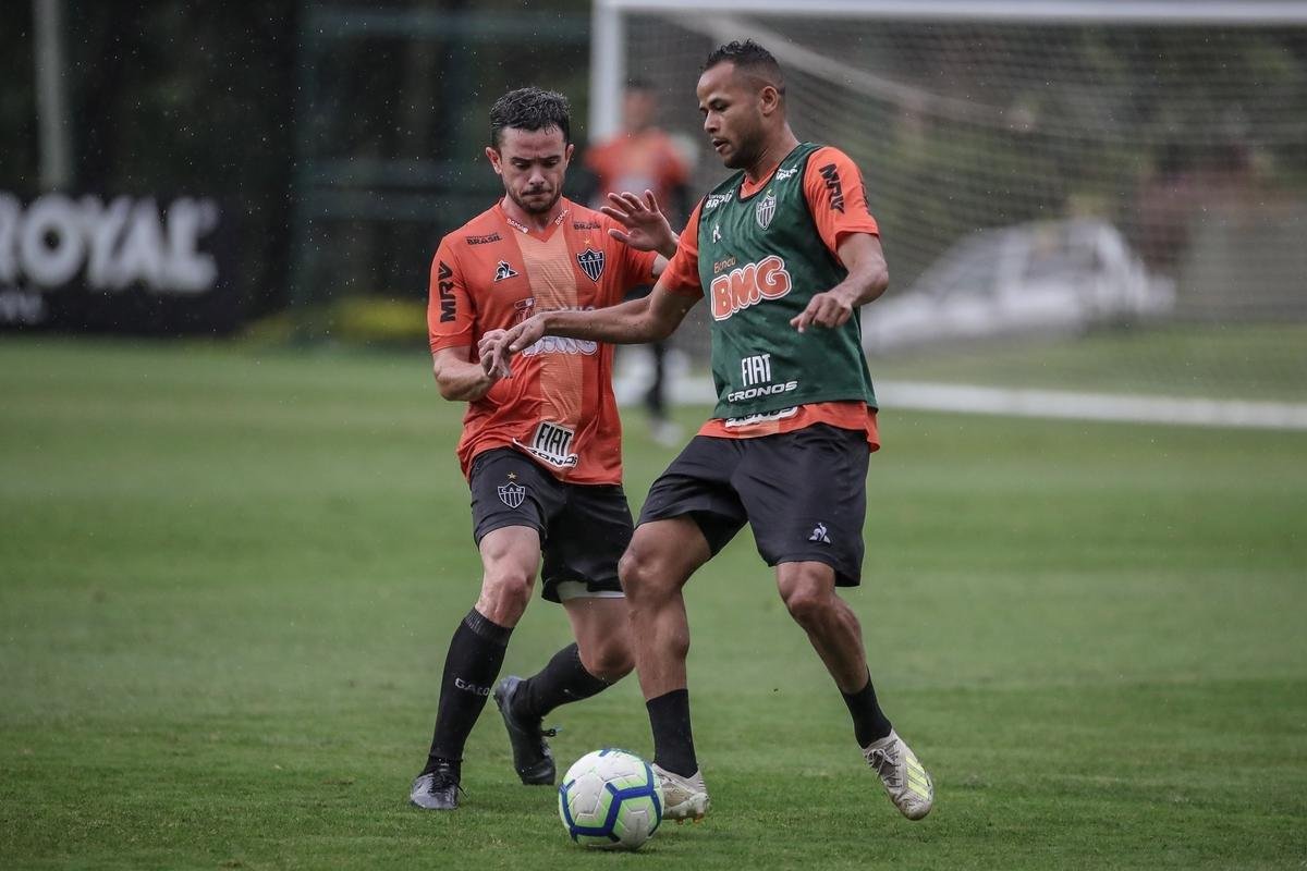 Atltico treina com Victor e Jair em campo; veja fotos