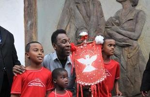 Em 2012, Pel� visitou a casa onde viveu em Tr�s Cora��es, chamada de Casa Pel�. Na ida � cidade natal, o Rei do futebol e seu pai, Dondinho, foram homenageados tamb�m no Parque Jo�o Ramos do Nascimento (Parque Dondinho). Evento marcou as comemora��es dos 128 da cidade
