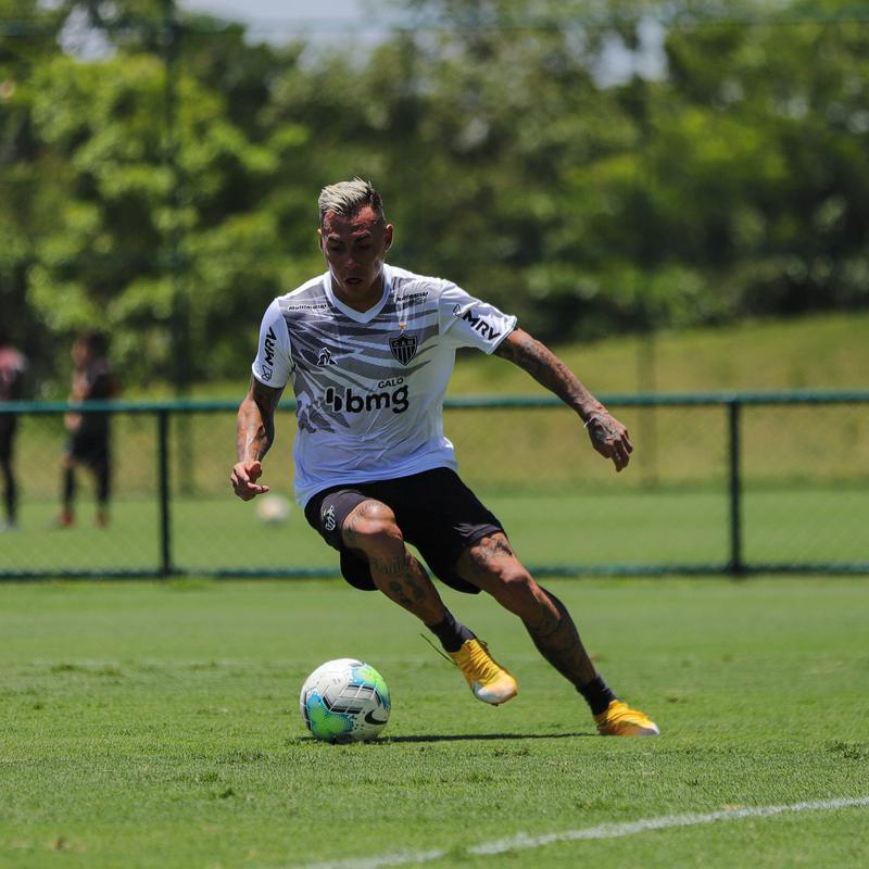 Atlético divulga fotos do novo uniforme de treino