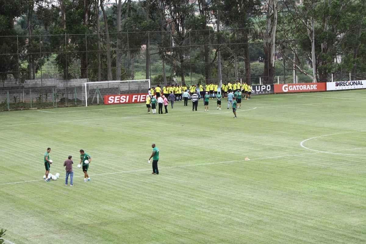 O elenco do Amrica se reapresentou para a temporada 2015 na tarde desta segunda-feira, no CT Lanna Drumond. Depois de reunio com integrantes do conselho de administrao, os jogadores foram para um campo secundrio, onde realizaram o primeiro trabalho com bola. O gramado principal passa por reformas.