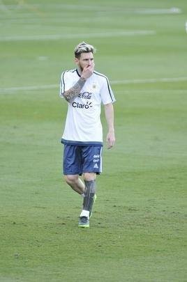 Seleo Argentina treinou nesta tera na Cidade do Galo com Lionel Messi. O craque cobrou faltas, afiou a pontaria e, em seguida, deixou a atividade mais cedo para se poupar. Na parte final, o tcnico Bauza orientou um trabalho em campo reduzido