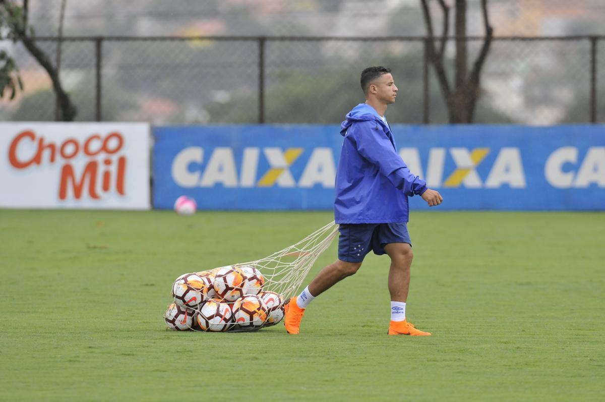 Em atividade na Toca da Raposa II, tcnico Mano Menezes mostrou provvel escalao do Cruzeiro para o jogo contra o Boa: Rafael; Nonoca, Ded, Digo e Marcelo Hermes; Lucas Romero e Bruno Silva; Rafael Sobis, Thiago Neves e Mancuello; Raniel (fotos: Juarez Rodrigues/EM D.A Press)