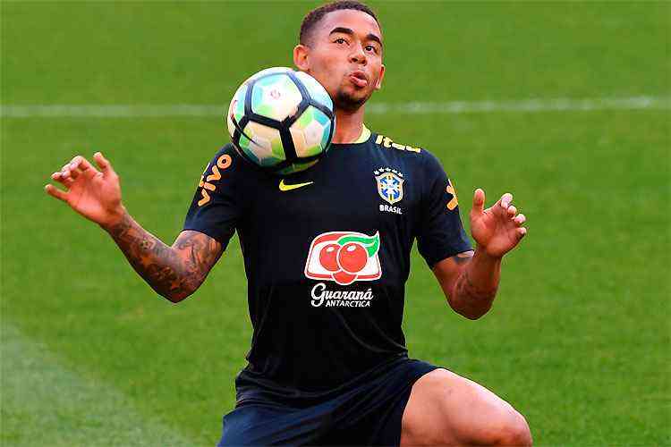 Com dois de Gabriel Jesus, Brasil bate Equador na estreia de Tite