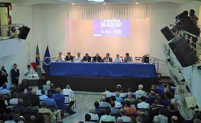 Conselho do Cruzeiro se reunir em 4 de abril para votar demandas de Ronaldo