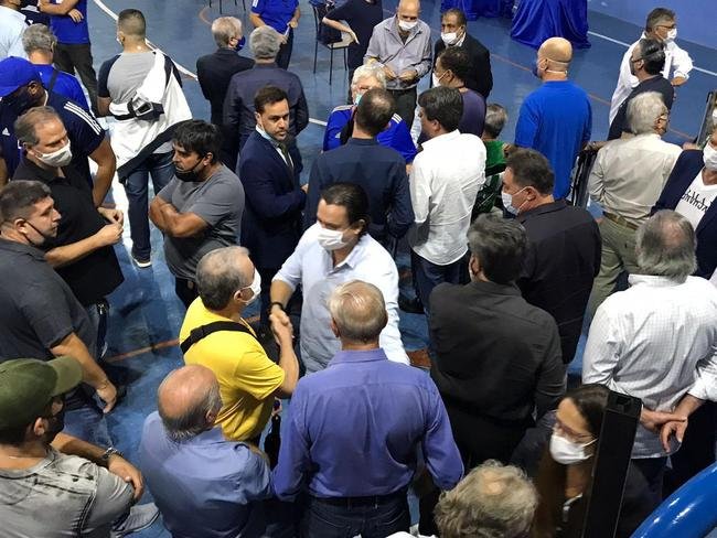 Conselheiros e associados do Cruzeiro durante votao de mudana do Estatuto do clube. Assembleia geral autorizou venda de at 90% das aes da SAF para investidores. Houve festa dos cruzeirenses no Parque Esportivo do Barro Preto, em BH, devido  possibilidade de chegada de recursos para tornar o futebol mais competitivo a partir de 2022.