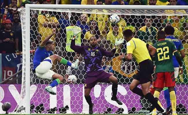 Brasil teve excelentes oportunidades contra Camares, mas no conseguiu balanar as redes