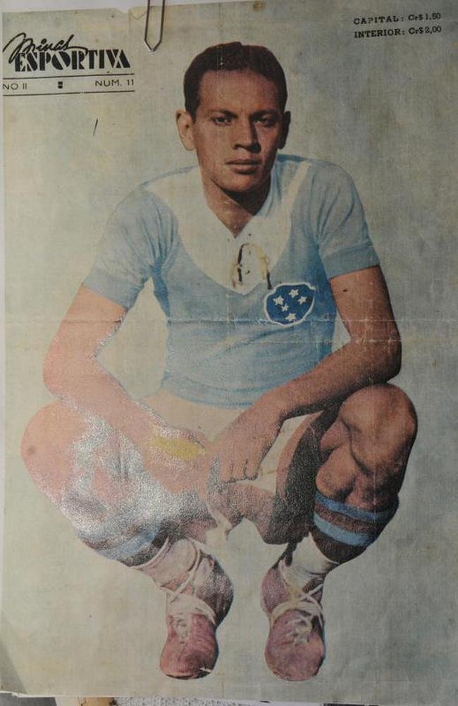 A camisa, contudo, seguiu somente at 1942. Nesse ano, o Governo Federal exigiu a retirada de qualquer meno brasileira  Itlia, considerada inimiga na Segunda Guerra Mundial. Com isso, o nome do clube foi alterado, assim como a camisa, que ganhou o tradicional azul acompanhado do branco. Em 1942, o clube foi rebatizado para Cruzeiro Esporte Clube e ganhou o escudo que, at hoje,  seu principal smbolo: as cinco estrelas da constelao cvica do Cruzeiro do Sul. Nos primeiros uniformes, com variaes dos detalhes em branco e das golas, o escudo era 'fechado' com um contorno.