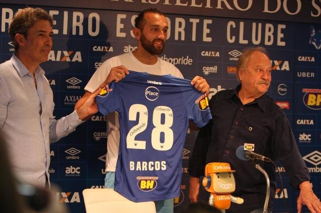 2018 - Barcos (atacante): contratado em julho de 2018 para suprir uma carncia do ataque do Cruzeiro, foi importante na conquista da Copa do Brasil daquele ano. Deixou a Raposa em janeiro de 2019, quando rescindiu o contrato e seguiu para o Atltico Nacional, da Colmbia. Com a camisa celeste foram 24 jogos e trs gols.