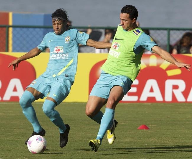 ltimo ato de Alexandre Mattos como diretor de futebol do Cruzeiro foi a contratao de Leandro Damio (d), do Santos