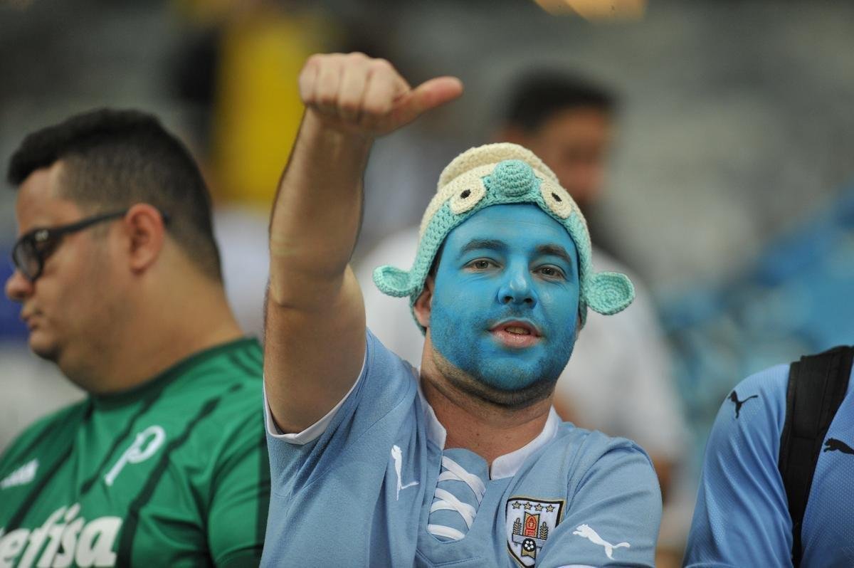 Fotos das torcidas de Uruguai e Equador no Mineiro