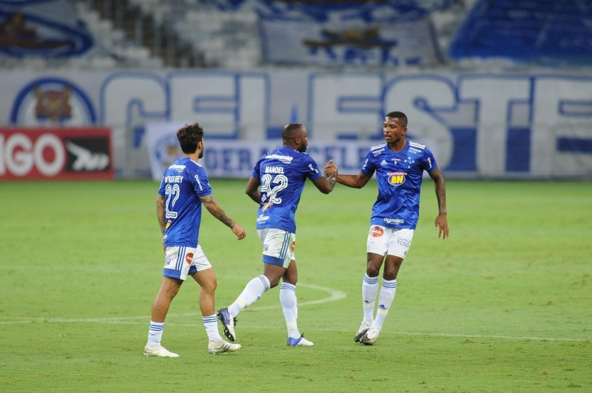Manoel empatou para o Cruzeiro em arremate de cabea: 1 a 1