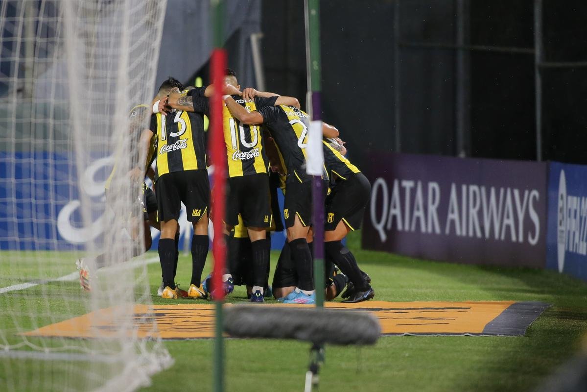 Marcos Cceres, de cabea, fez 2 a 0 para o Guaran sobre o Amrica no Defensores del Chaco