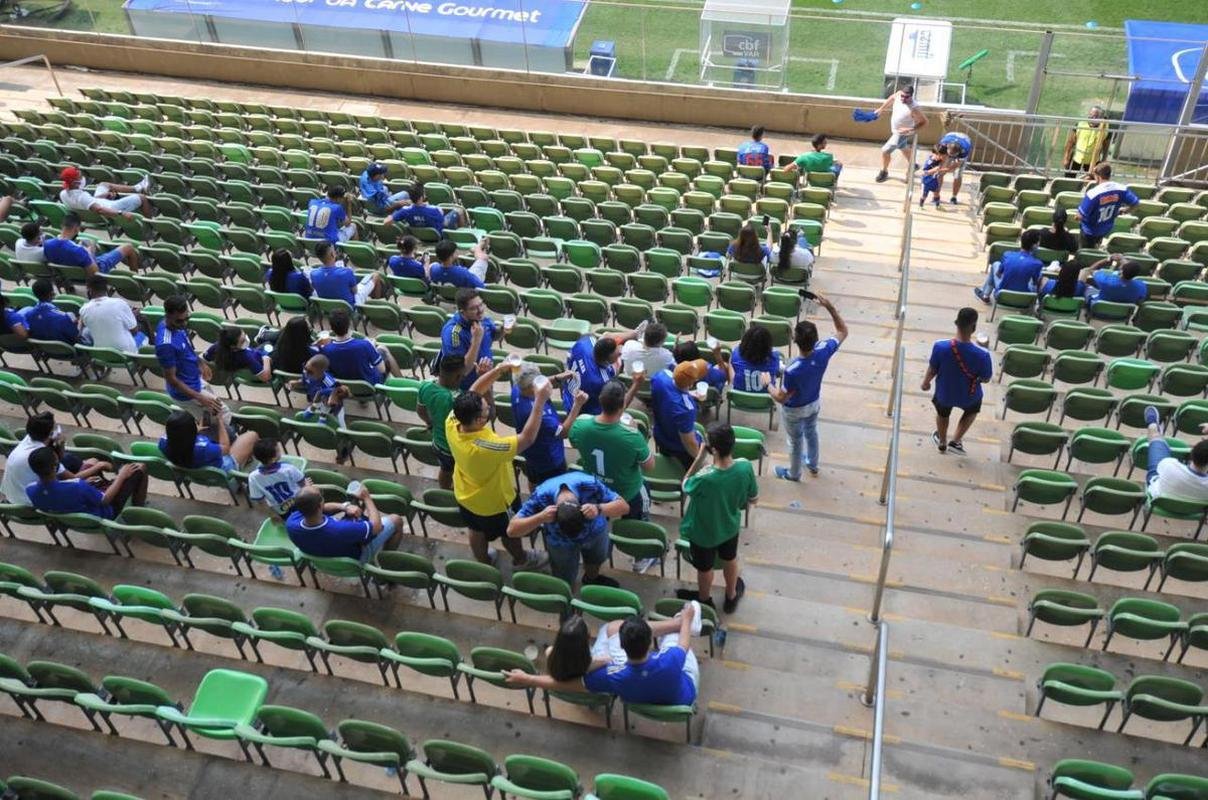 Torcida do Cruzeiro chega ao Independncia para o primeiro jogo com pblico no estdio durante a pandemia