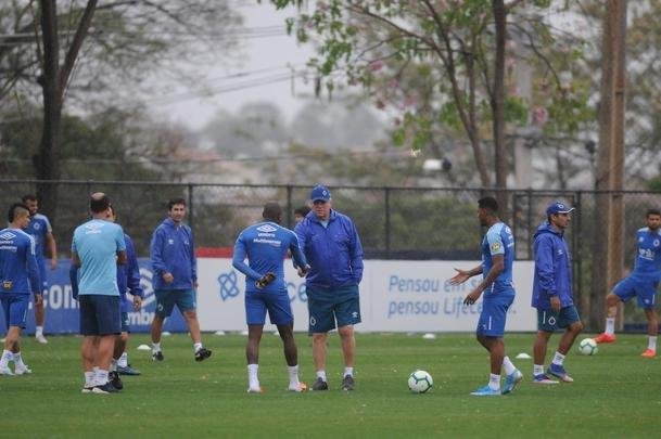 Sob forte chuva, Cruzeiro iniciou preparao para duelo com o Botafogo, marcado para as 21h30 desta quinta-feira