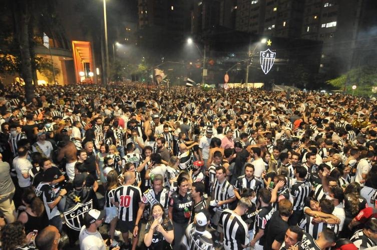Festa da torcida pelo bicampeonato brasileiro do Atlético na sede do clube, no bairro de Lourdes, em BH