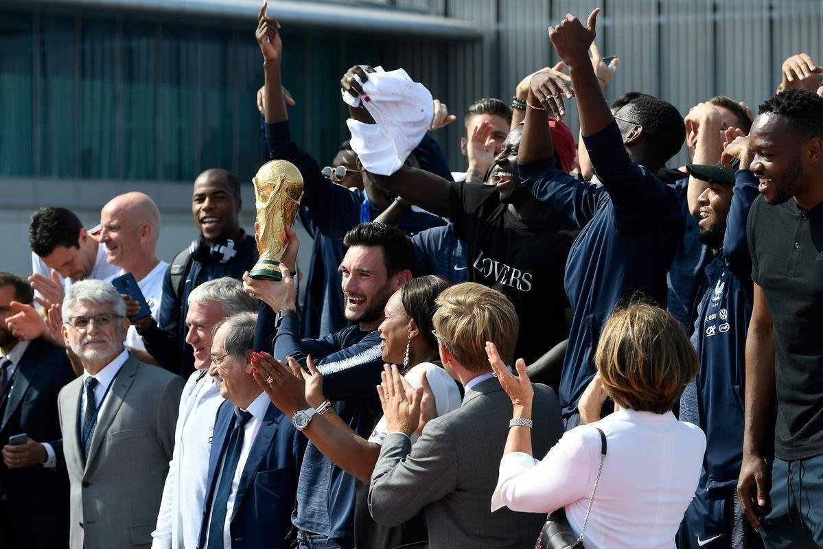 Aps conquistar o ttulo de campe do mundo, Seleo da Frana volta para casa e  recebida com festa no aeroporto de Paris