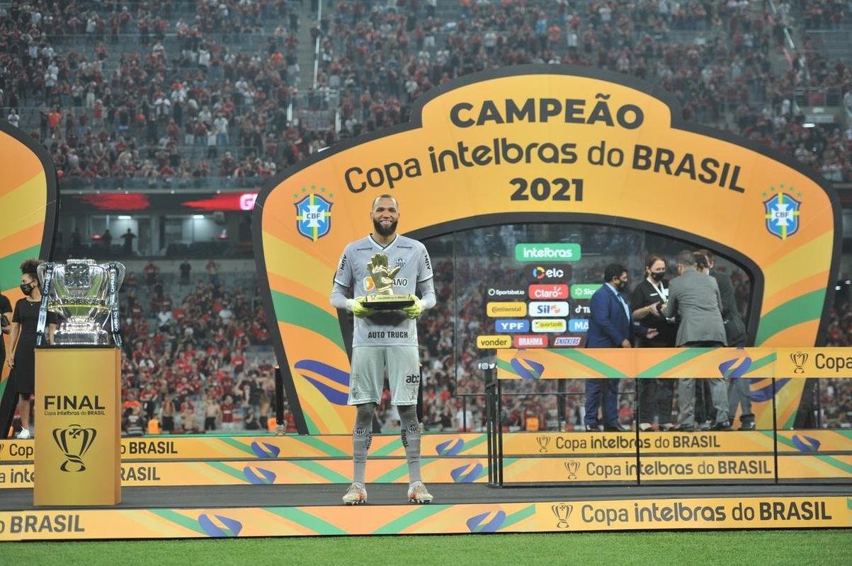 Atltico ergue a taa e festeja bi da Copa do Brasil