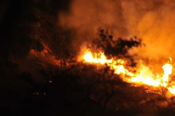 Chamas se alastraram pelo terreno onde ser erguido o estdio do Atltico 