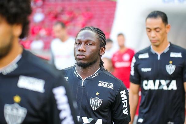 Galo derrotou Internacional no Beira-Rio com gols de Cazares e Terans; D'Alessandro descontou de pênalti